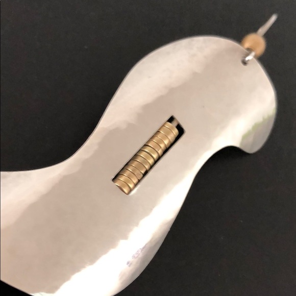 ONE UNIQUE SILVER PLATED HAMMERED ARTISAN EARRING - Picture 6 of 12